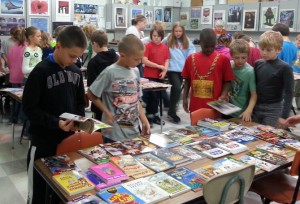 J-S elementary children choose from a wide selection of books at the first Ram Reader book distribution. The program is funded entirely by local donations.