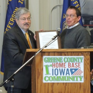 Jefferson mayor Craig Berry presents a plaque to Gov Branstad (left)